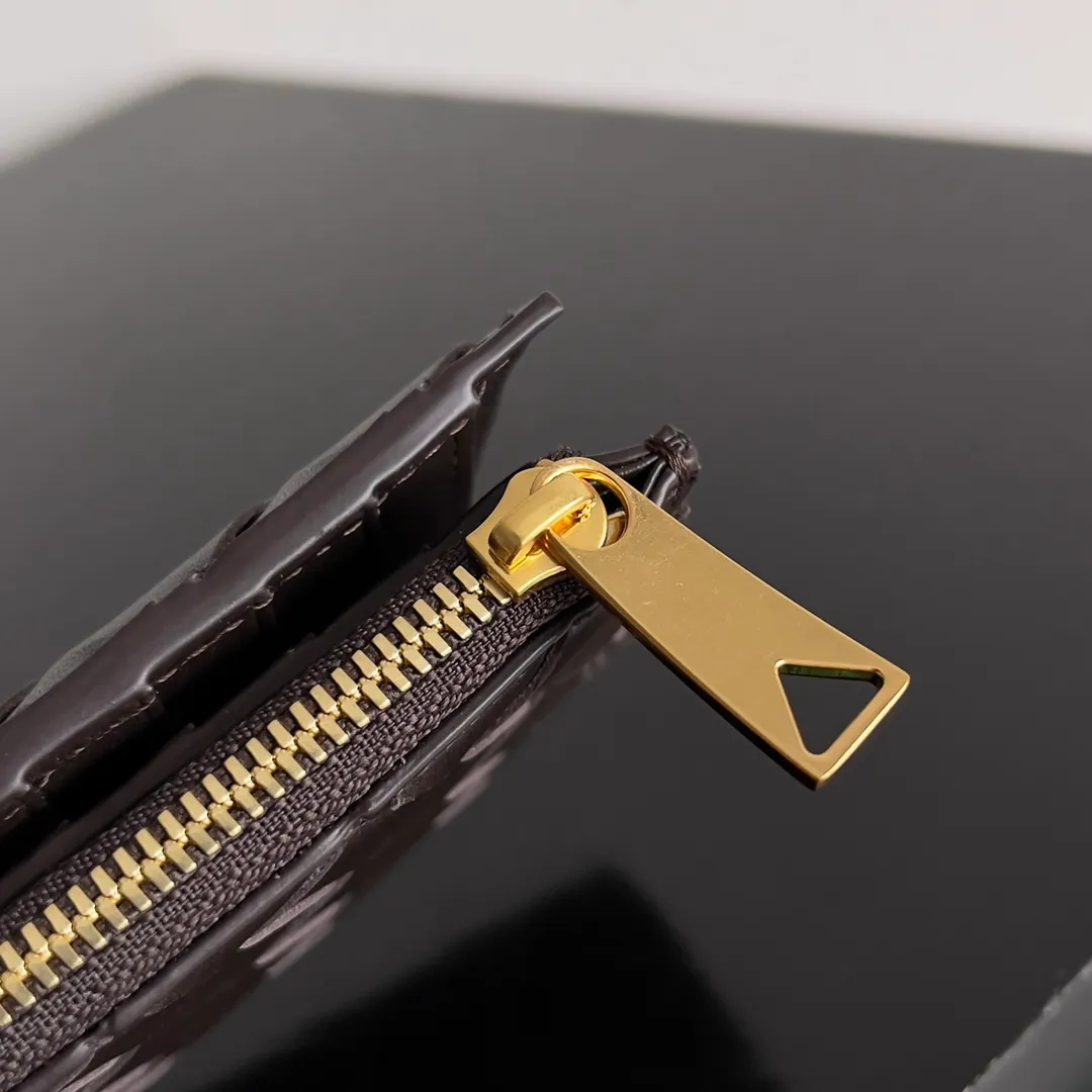 Batch 960 of BOTTEGA VENETA’s new woven small wallets are now shipping! ! ! 🥰🥰Made of carefully selected first-layer sheepskin fabric, this small luxury wallet has an elegant appearance and is also full of practicality. It can store change, driver's license and various cards at the same time. It is so small that it can be put in your pocket and carried with you. It is really convenient [Applause][Applause] Style No.: 667468 Size: 14.5*9.3*2cm